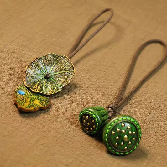 Dije de loto para bolso de piel inspirado en Monet: colgante de piel de vaca de plena flor hecho a mano | Accesorio artístico ajustable | Un regalo vintage y apacible para ella