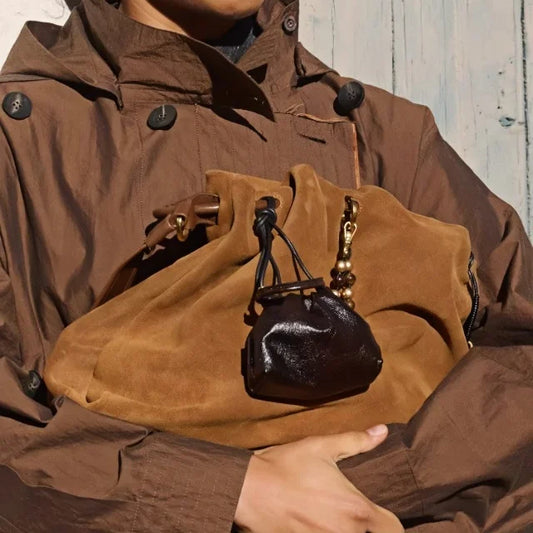 Mini dije de lápiz labial de ante – Colgante para bolso pequeño de inspiración vintage | Organizador multifuncional para labiales y accesorios | Elegante dije para bolso hecho a mano