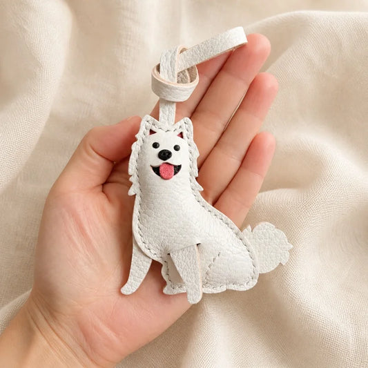 Lindo Amuleto de Piel con Perro Blanco – Colgante de Cachorro Hecho a Mano de Piel de Grano Completo | Llavero Minimalista Inspirado en Mascotas | Regalo Juguetón para Ella