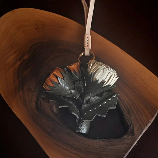 Dije de cuero con forma de flor de diente de león para bolso – Colgante artesanal de piel de vaca curtida vegetal | Llavero floral minimalista | Elegante accesorio para bolso