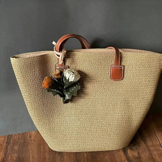 Dije de cuero con forma de flor de diente de león para bolso – Colgante artesanal de piel de vaca curtida vegetal | Llavero floral minimalista | Elegante accesorio para bolso
