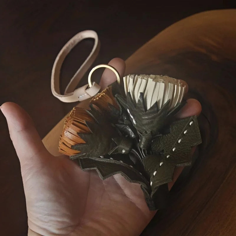 Leather Dandelion Flower Bag Charm – Handmade Vegetable-Tanned Cowhide Pendant | Minimalist Floral Keychain | Elegant Handbag Accessory