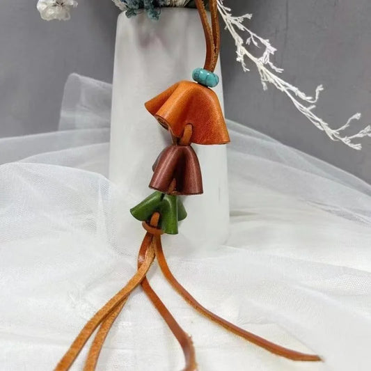 Dije de flor con borla de cuero estilo bohemio: accesorio para bolso tejido a mano con colgante floral vintage | Llavero chic de inspiración DIY | Regalo elegante para ella