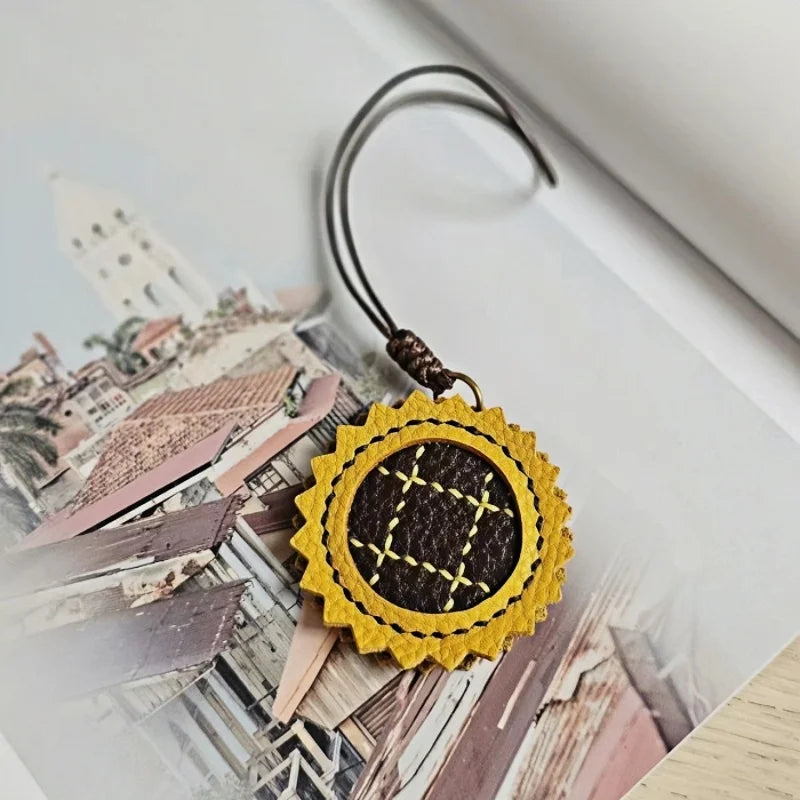 Sunflower Leather Bag Charm – Handmade Full-Grain Cowhide Pendant | Cute Sunflower Keychain | Creative Handcrafted Gift for Couples & Women
