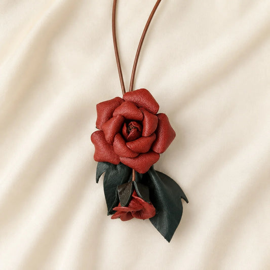 Colgante para bolso de cuero con rosa roja pintada a mano – Pequeño accesorio floral para bolso, regalo único para ella