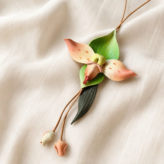 Amuleto de Bolso de Cuero con Orquídea Pintado a Mano, Elegante Accesorio Botánico para Bolso, Regalo Único para Ella