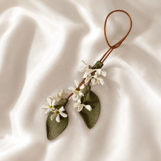 Amuleto de cuero jazmín blanco pintado a mano para bolso con colgantes florales ajustables, elegante accesorio botánico para bolsos pequeños y medianos