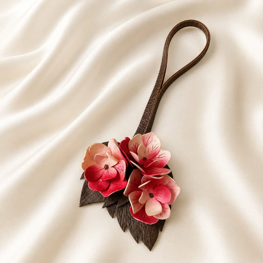 Adorno Floral para Bolso de Cuero Pintado a Mano, Accesorio Artesanal Botánico para Cartera con Pétalos en Capas para un Estilo Elegante de Uso Diario
