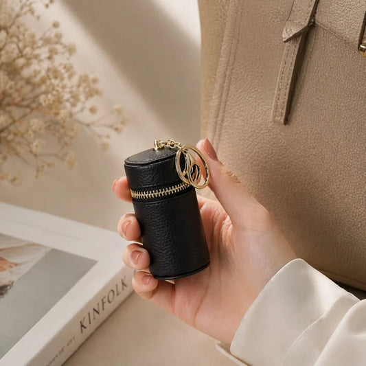 Minibolso de Piel para Labial – Elegante Estuche Cilindro para Labial y Esenciales | Accesorio de Llavero Hecho a Mano | Regalo para Ella