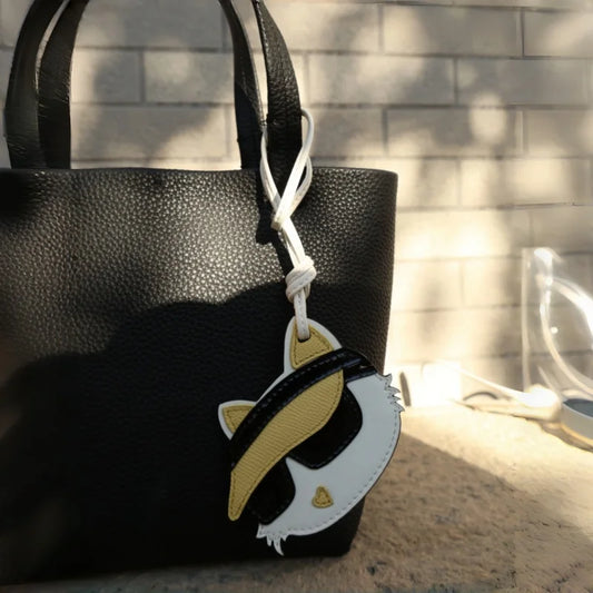 Colgante de gato de piel de grano completo hecho a mano, colgante de niña, colgante de gatito con gafas de sol, accesorio de bolso, llavero, regalo para ella