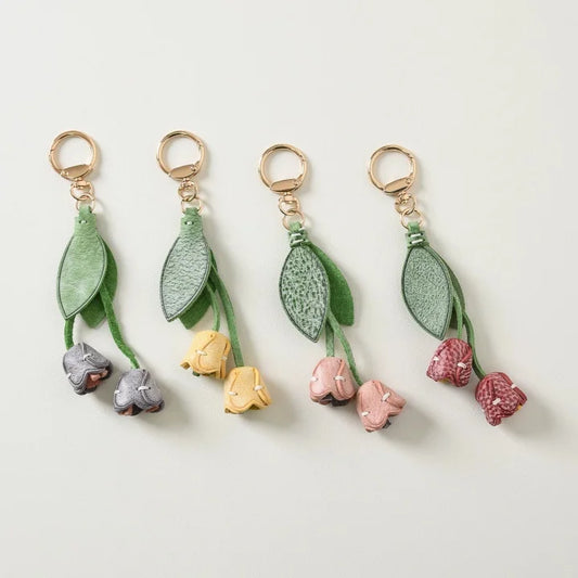 Dije de tulipán para bolso de cuero artesanal – Llavero con colgante floral de piel de vaca encerada | Accesorio floral cosido a mano para bolsos | Elegante regalo botánico para ella