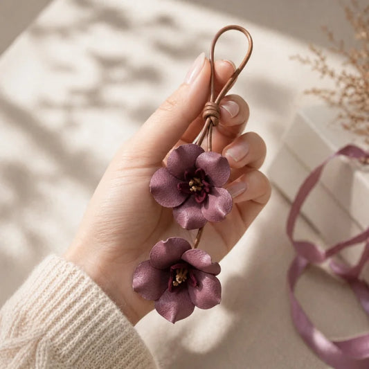 Dije para bolso de piel con flor lila – Colgante floral artesanal de piel de cordero plena flor | Accesorio artístico para llavero | Regalo elegante para ella