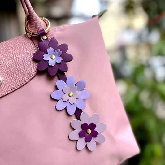 Dije de flor de cerezo para bolso, hecho a mano – Colgante y llavero floral de cuero flor | Accesorio multicolor de Sakura para bolsos, carteras y llaves | Regalo creativo para parejas