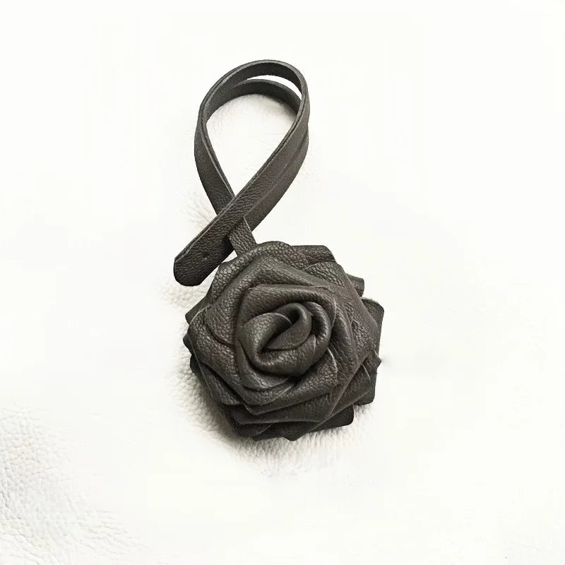 Colgante de Rosa de Cuero Artesanal para Bolso – Dije de Flor 3D para Cartera | Elegante Accesorio Hecho a Mano para Bolso con Acento de Perla