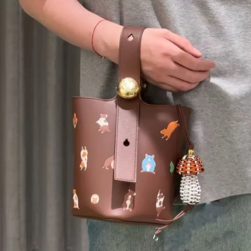 Dije de bolso con forma de hongo de cuero tejido a mano – Colgante artesanal de piel de vaca trenzada | Llavero bohemio creativo | Regalo único hecho a mano