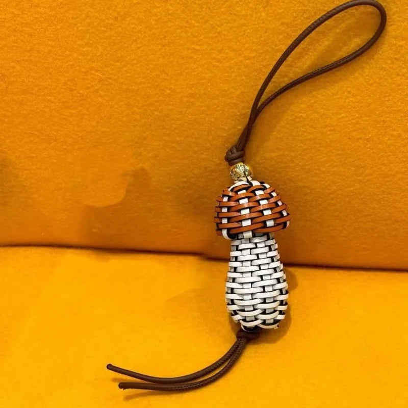 Dije de bolso con forma de hongo de cuero tejido a mano – Colgante artesanal de piel de vaca trenzada | Llavero bohemio creativo | Regalo único hecho a mano