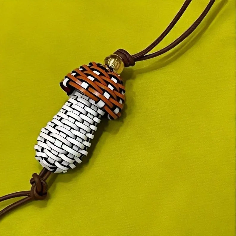 Dije de bolso con forma de hongo de cuero tejido a mano – Colgante artesanal de piel de vaca trenzada | Llavero bohemio creativo | Regalo único hecho a mano