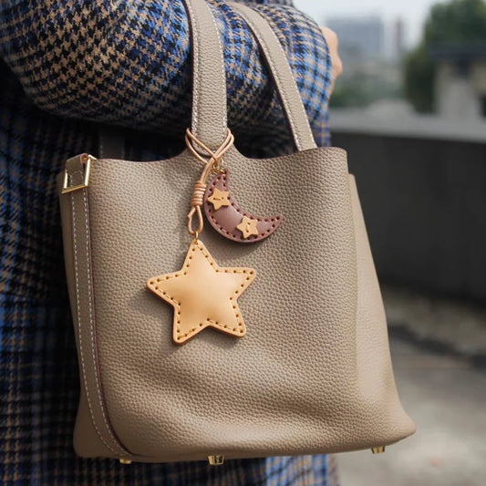 Llavero de Piel Luna y Estrella Hecho a Mano – Colgante Minimalista Celestial para Bolso | Accesorio para Bolso de Piel de Grano Completo | Regalo Elegante para Ella