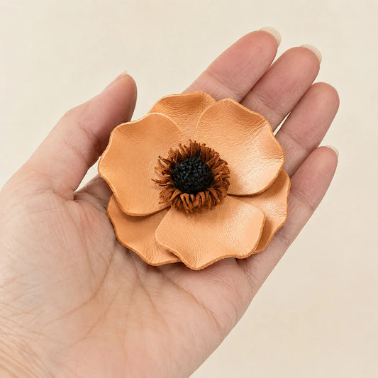 Broche Floral Escultórico de Piel en Tonos Melocotón y Naranja Cálidos, Hecho a Mano, Accesorio Floral para Blazers, Abrigos y Prendas de Punto