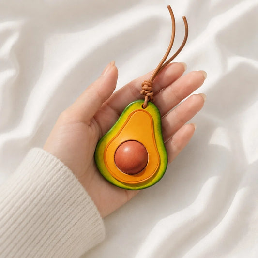 Dije de aguacate colorido para bolso – Llavero artesanal de curtido vegetal | Dije de fruta divertido para bolsos | Accesorio creativo de inspiración vegana