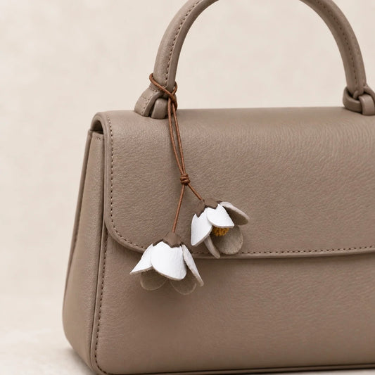 Colgante de Bolso Rosa de Cuero Pintado a Mano – Elegante Accesorio Floral para Bolso, Regalo Único para Ella