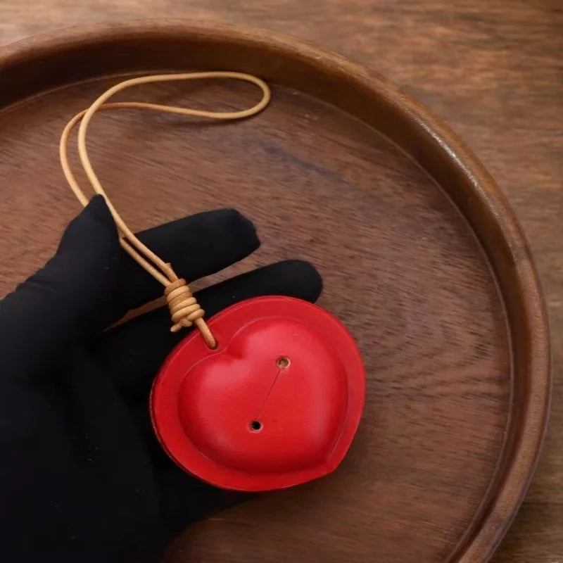 Dije vintage de piel de vaca con forma de corazón y campana para bolso – Colgante hecho a mano | Llavero retro de amor | Accesorio de regalo único