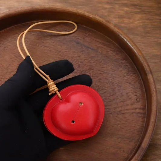 Dije vintage de piel de vaca con forma de corazón y campana para bolso – Colgante hecho a mano | Llavero retro de amor | Accesorio de regalo único