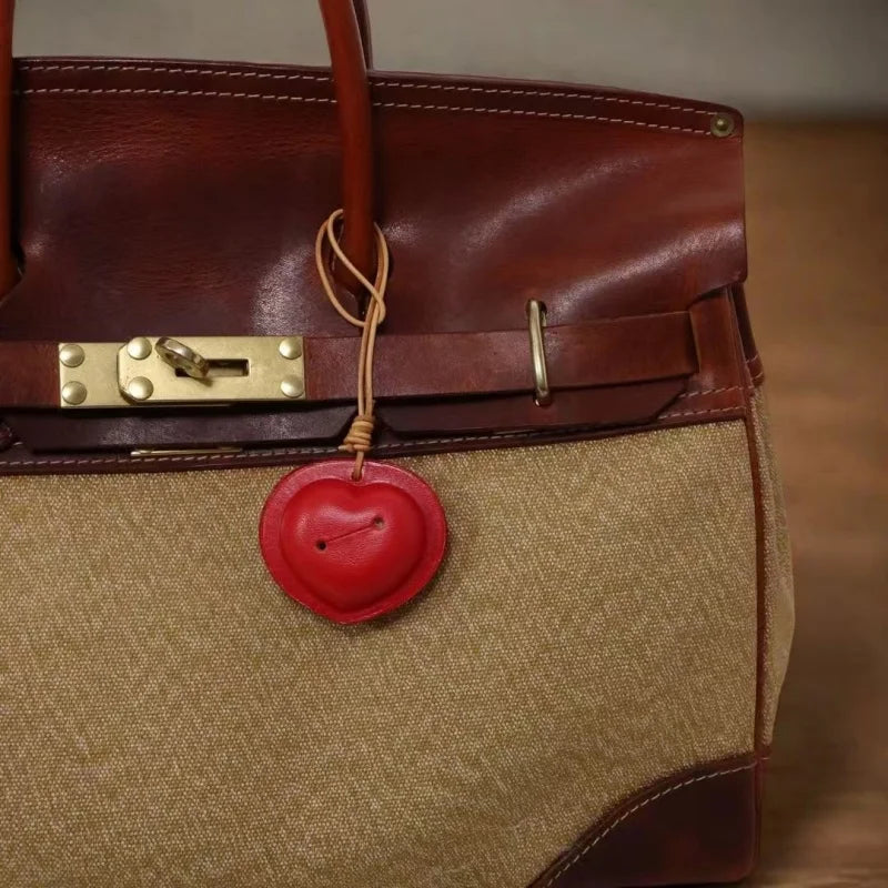 Dije vintage de piel de vaca con forma de corazón y campana para bolso – Colgante hecho a mano | Llavero retro de amor | Accesorio de regalo único