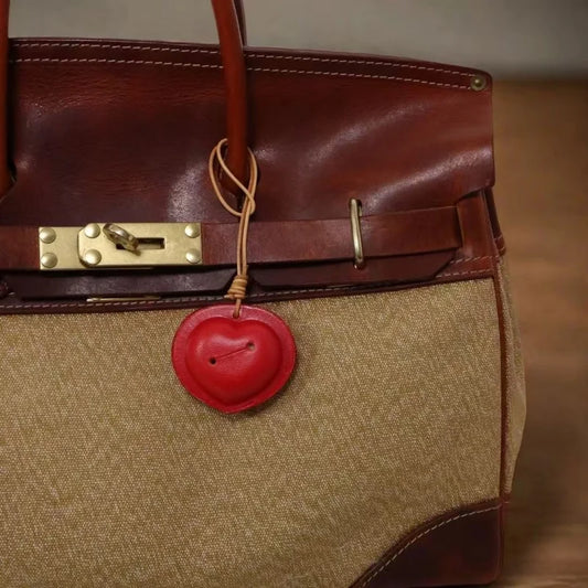 Dije vintage de piel de vaca con forma de corazón y campana para bolso – Colgante hecho a mano | Llavero retro de amor | Accesorio de regalo único
