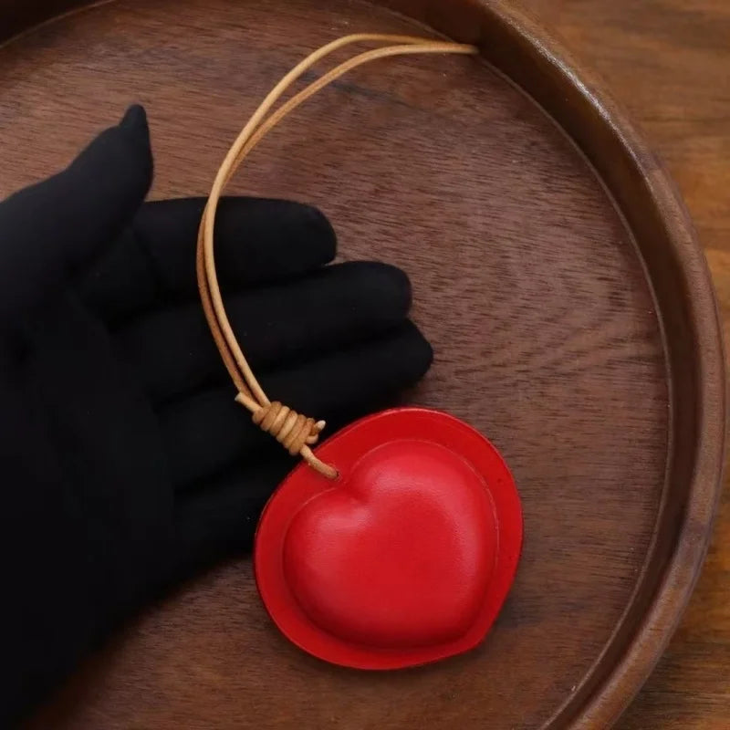 Dije vintage de piel de vaca con forma de corazón y campana para bolso – Colgante hecho a mano | Llavero retro de amor | Accesorio de regalo único
