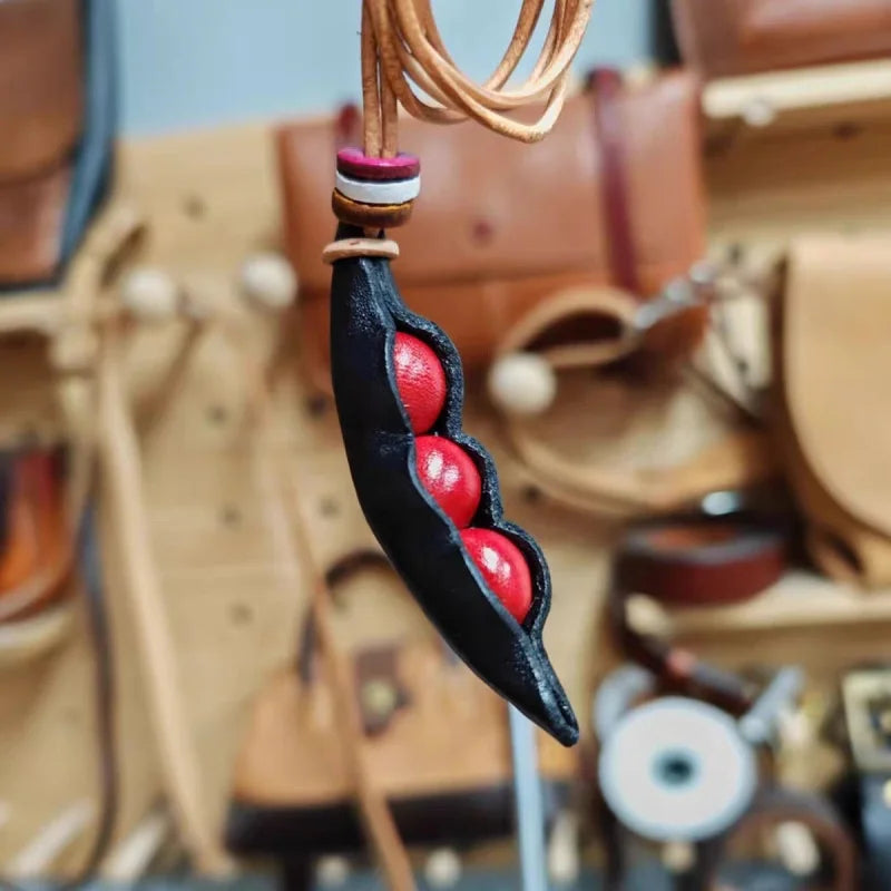 Vintage Leather Pea Pod Bag Charm – Handcrafted Full-Grain Cowhide Keychain Pendant | Artisan Gift Accessory | Unisex Retro-Inspired Edamame Ornament