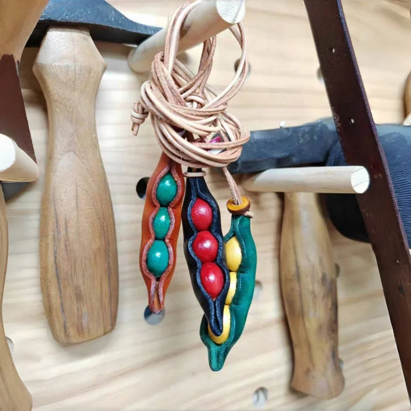Vintage Leather Pea Pod Bag Charm – Handcrafted Full-Grain Cowhide Keychain Pendant | Artisan Gift Accessory | Unisex Retro-Inspired Edamame Ornament