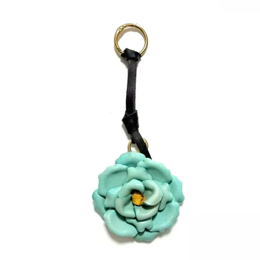 Colgante de cuero artesanal con rosa en flor para bolso – Colgante floral 3D de piel de vaca de grano completo | Elegante accesorio para bolso inspirado en el campo