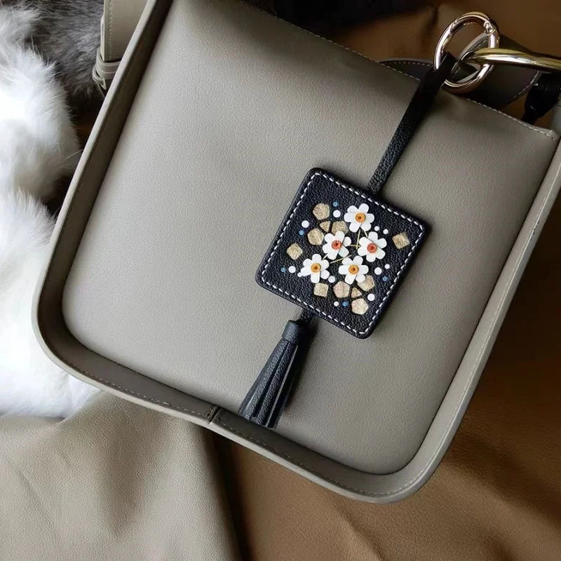 Dije para bolso con borla floral bordada a mano con diseño original | Llavero de piel de cordero francesa de primera calidad | Un accesorio sofisticado para regalar.