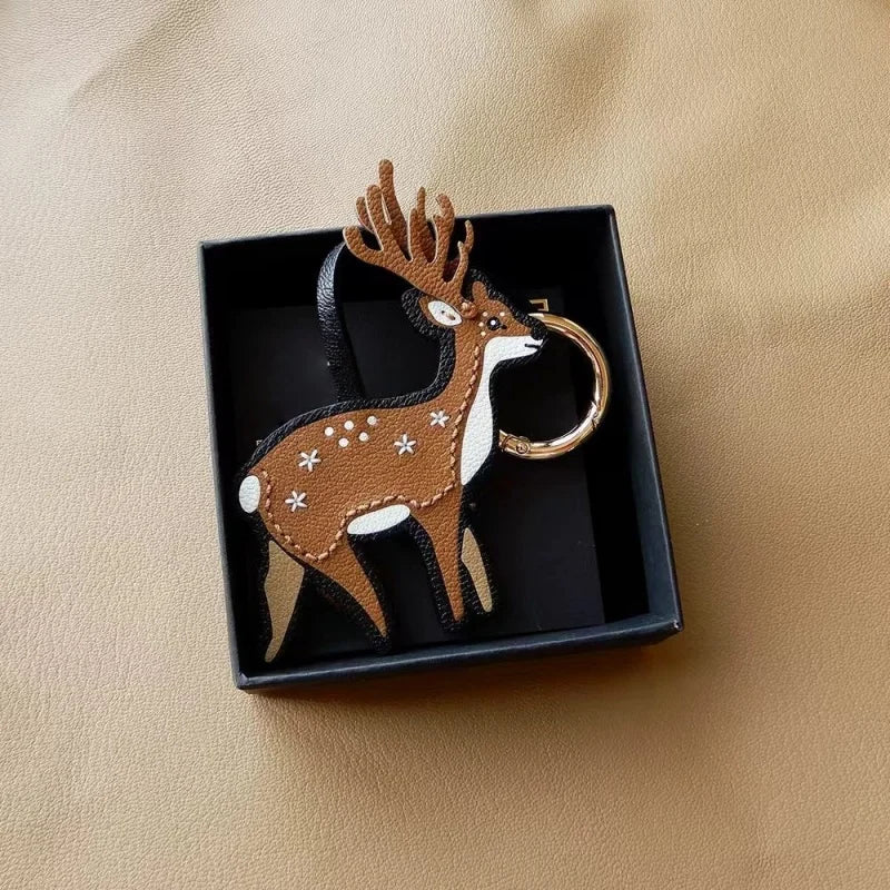 Amuleto para bolso de piel de ciervo de la suerte – Colgante de piel de oveja francesa hecho a mano | Símbolo de gracia y buena fortuna | Elegante regalo artesanal para mujer
