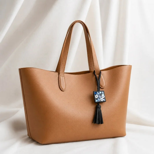 Llavero de borla de cuero flor hecho a mano con diseño floral de mosaico nórdico – Elegante colgante artesanal para bolsos de mano | Regalo para ella
