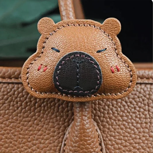Charm para bolso de piel de carpincho durmiendo – Colgante artesanal de animal premium en marrón suave | Llavero de cerdo de agua perezoso | Accesorio para bolso divertido y lujoso