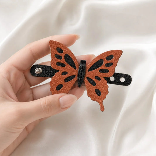 Dije de mariposa danzante para bolso de cuero – Elegante colgante de insecto hecho a mano | Elegante accesorio de piel de vaca | Regalo original para mujer