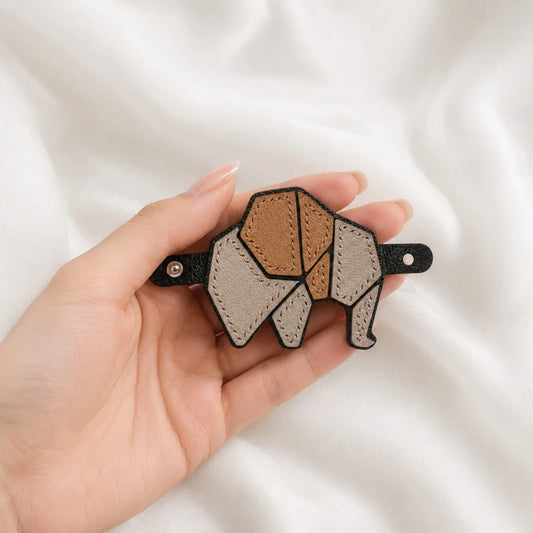 Charm de elefante para bolso, hecho a mano con patchwork de cuero y detalles de lujo de piel de cabra francesa.