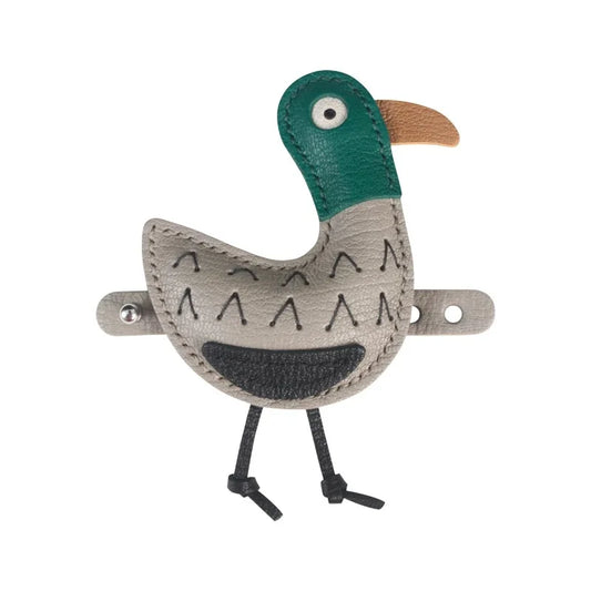 Dije de bolso de cuero de pato perezoso – Colgante hecho a mano de cuero de plena flor | Llavero de pato caprichoso para bolsos | Accesorio animal minimalista y divertido