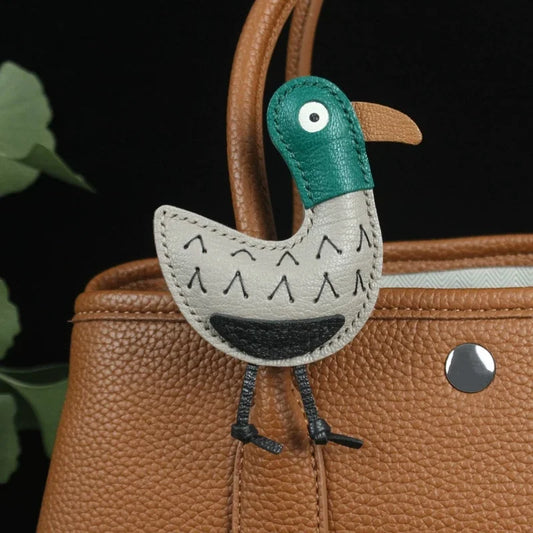 Dije de bolso de cuero de pato perezoso – Colgante hecho a mano de cuero de plena flor | Llavero de pato caprichoso para bolsos | Accesorio animal minimalista y divertido