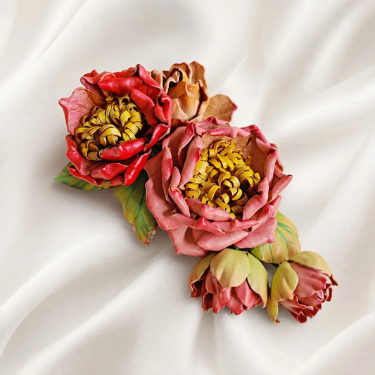Colgante de bolso de piel Rose Garden Reverie | Colgante floral artesanal para bolso, llavero y collar