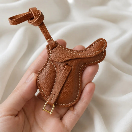Charm para bolso de cuero inspirado en una silla de montar británica – Colgante hecho a mano de cuero de plena flor | Elegante miniatura ecuestre | Regalo de lujo para amantes de los bolsos