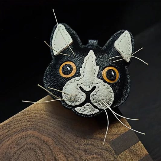 Dije de piel de gato blanco y negro para bolso – Colgante de piel de cordero hecho a mano | Precioso llavero con cara de gato | Accesorio y regalo inspirado en bigotes para mujer