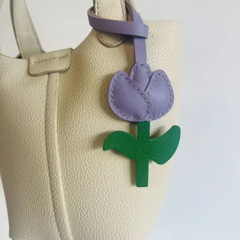 Dije para bolso de piel de tulipán pastel – Colgante de piel flor hecho a mano | Llavero de flor minimalista con un toque dulce | Regalo elegante para mujer