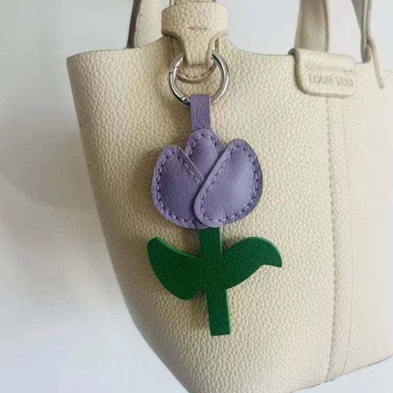 Dije para bolso de piel de tulipán pastel – Colgante de piel flor hecho a mano | Llavero de flor minimalista con un toque dulce | Regalo elegante para mujer