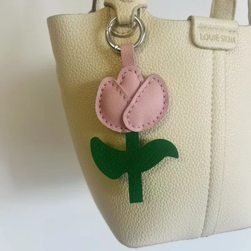 Dije para bolso de piel de tulipán pastel – Colgante de piel flor hecho a mano | Llavero de flor minimalista con un toque dulce | Regalo elegante para mujer