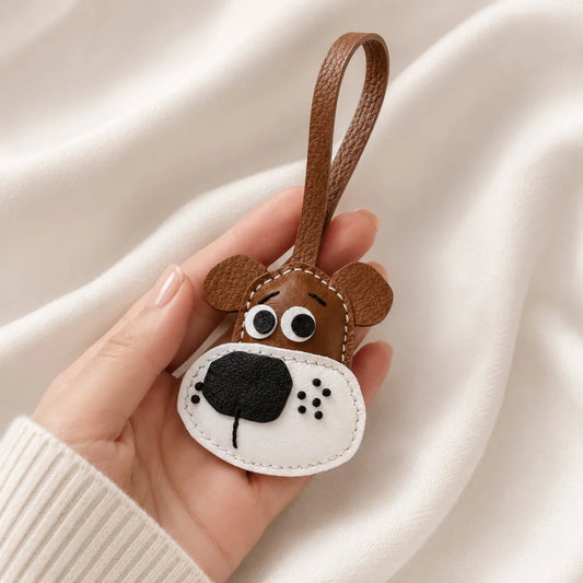Dije y llavero de cuero hecho a mano con forma de cachorro para bolso – Precioso colgante artesanal con cara de perro | Accesorio de cuero para bolso | Regalo para ella