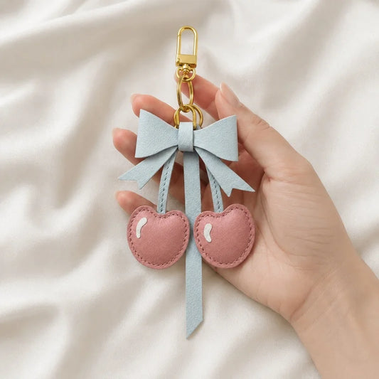 Colgante de Piel de Cereza con Lazo – Colgante Artesanal de Piel de Cordero Genuina con Cierre Dorado | Lindo Accesorio de Llavero para Bolso | Regalo para Ella