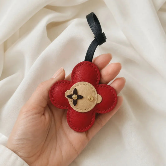 Colgante de cuero flor roja – Colgante floral de piel de cordero auténtica hecho a mano con correa negra | Accesorio para bolso de mano y monedero | Regalo para ella